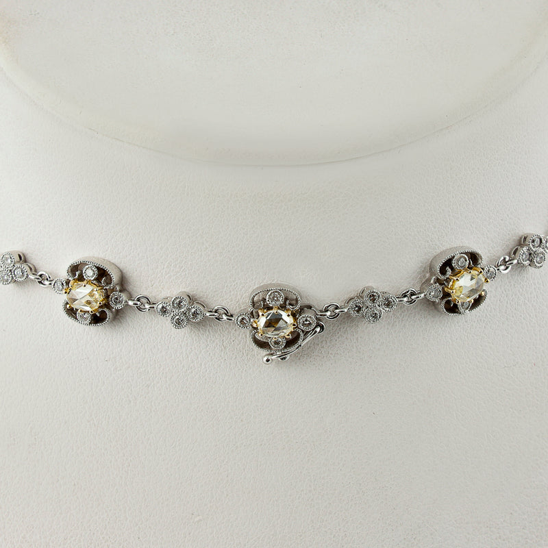 Collar de oro blanco de 18 quilates engastado con diamantes amarillos incoloros y fantasía de 11,90 CTW